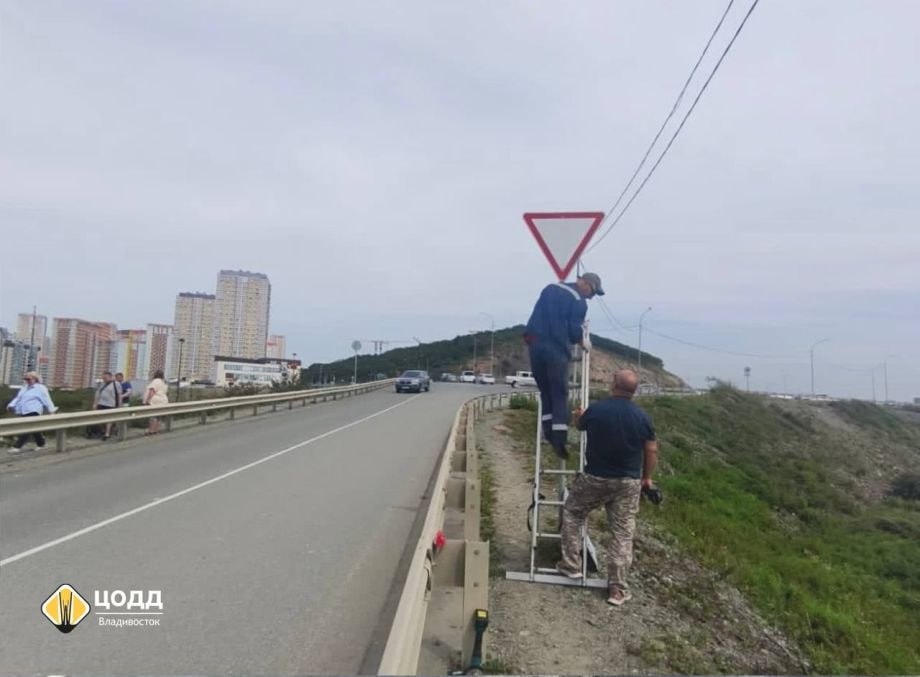 На многострадальном перекрестке в районе Патрокла изменили схему движения Во Владивостоке изменили схему движения в районе бухты Соболь на Патрокле Предполагается что на этом участке станет меньше аварий сообщает PRIMPRESS Специалисты завершили работы по установке знаков дорожного движения на перекрестке Этот перекресток был нерегулируемым и являлся местом повышенной опасности на дороге Теперь преимущество есть у тех автомобилей которые двигаются с объездной трассы Де Фриз Седанка Патрокл в сторону перекрестка улиц Новороссийской Басаргина и в обратном направлении Если у вас есть новость пишите нам в чат бот