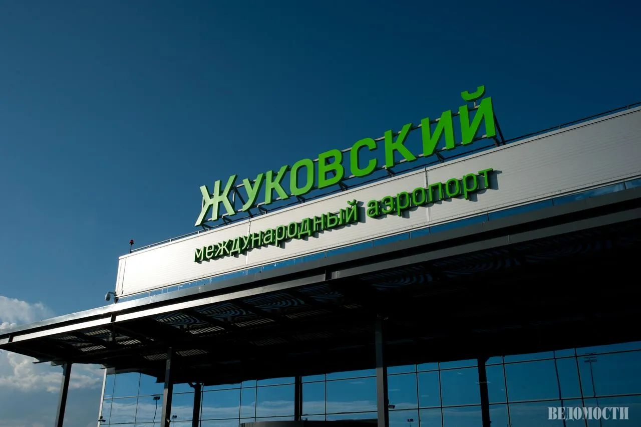 Аэропорт Жуковский начал расширение пассажирского терминала сообщил гендиректор Александр Сенин Площадь объекта планируют увеличить на 1 6 тыс кв м до конца третьего квартала 2026 года Сейчас мы впервые в истории аэропорта приступаем к расширению терминала за счет пристройки к нему дополнительных пространств с правой и левой стороны по 800 кв м каждая На данном этапе изменения затронут зону прилета международных рейсов сказал Сенин цитата по ТАСС По его словам параллельно ведутся работы по реконструкции и озеленению привокзальной территории а также обновлению внешнего вида терминала Max Telegram Рассылка Приложение для iOS Android