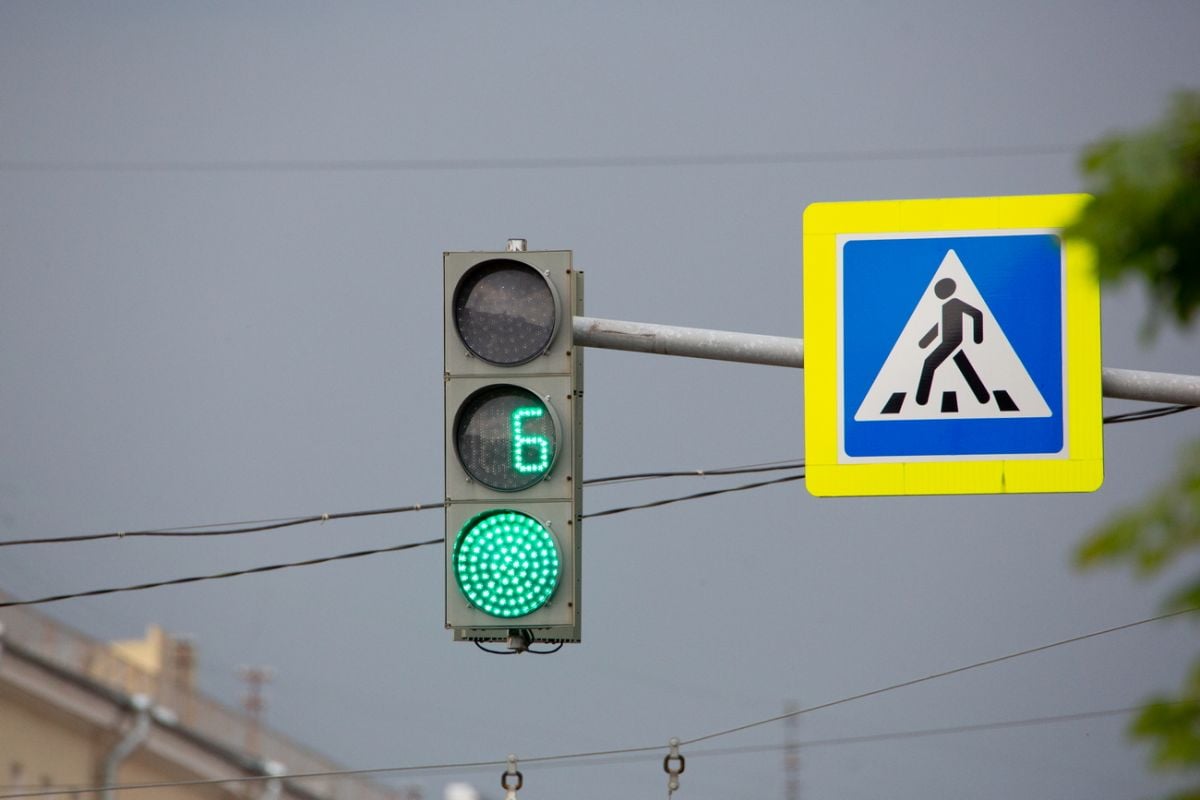 В Центральном и Советском районах города временно приостановят работу светофоров     20 ноября будет производиться реконструкция светофоров. В связи с этим на 3 часа, с 10:00 до 13:00, будут отключены светофоры, установленные на проспекте Патриотов, при повороте на БСМП, и на пересечении улиц Кольцовской, Ворошилова, 20-летия Октября.  ↗  Прислать новость   Подписаться