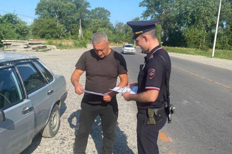 Полицейские Майского района провели разъяснительную беседу с гражданами по профилактике кибермошенничества В целях профилактики и предупреждения преступлений, совершаемых с использованием информационно-телекоммуникационных технологий, сотрудники Отдела МВД России по Майскому району провели очередную акцию, направленную на информирование граждан о методах защиты от дистанционного мошенничества. Сотрудники Госавтоинспекции и патрульно-постовой службы полиции рассказали гражданам о наиболее распространенных способах интернет-мошенничества. В очередной раз полицейские напомнили жителям и гостям района о мерах, которые необходимо соблюдать при разговоре с незнакомцами. Особое внимание организаторы акции уделили таким схемам, как обман под видом инвестиций, звонки от имени операторов связи, сотрудников банка, правоохранительных органов, работников энергетических компаний. ↪ Звонки от лже-сотрудников разных компаний и предложения быстрого заработка на инвестициях обычно оборачиваются огромными убытками. Запомните: работники банков никогда не будут предлагать перевести деньги на «безопасный счет», а для заработка на инвестициях недостаточно просто перевести деньги якобы надежному брокеру, - отметили сотрудники полиции. В ходе разъяснительных бесед вручили участникам акции тематические памятки, содержащие рекомендации о том, как не попасться на уловки злоумышленников и призвали предостеречь от противоправных действий своих родственников и знакомых. #МВДРоссии #МВДпоКБР #ГИБДД #ППС #ПрофилактикаДистанционногоМошенничества