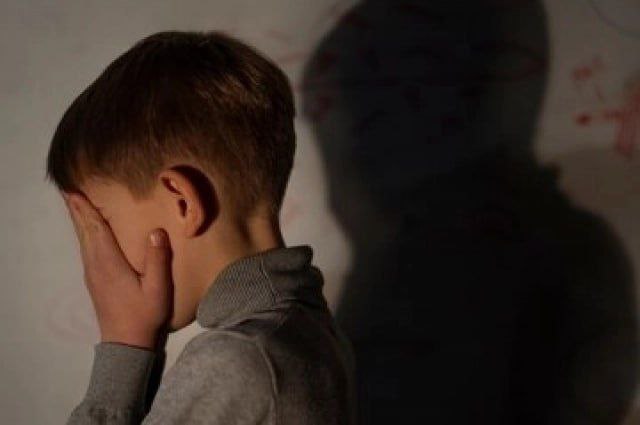 В Ростовской области, на окраине хутора Маяк, расследуется дело о насилии над четырёхлетним мальчиком, сообщает источник РЕН ТВ. Инцидент произошёл, когда прохожая заметила происходящее и вызвала полицию. К прибытию правоохранителей подозреваемый скрылся, а ребёнок был найден раздетым. Сотрудники полиции установили личность злоумышленника — 41-летнего мужчину, ранее судимого за преступления сексуального характера, уроженца республики Марий Эл. В настоящее время он объявлен в розыск. Новости №1 в Ростове Прислать новость/фото