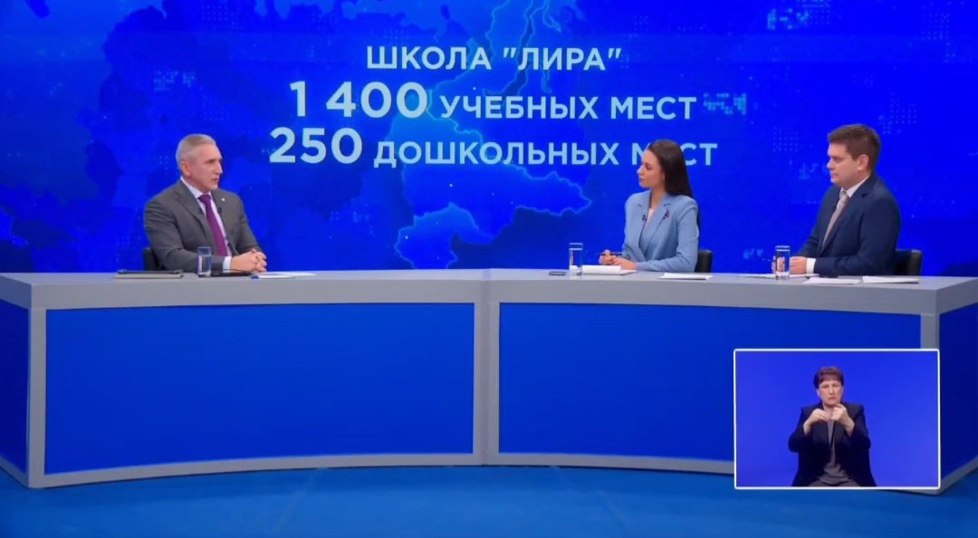 В пятом Заречном микрорайоне Тюмени построят образовательный комплекс В настоящий момент разработана проектная документация на его строительство В здании разместится школа на 1 400 мест детский сад на 250 мест и учреждения дополнительного образования на 583 места Губернатор Тюменской области Александр Моор Проектная документация получила положительное заключение госэкспертизы Сейчас мы обсуждаем с компаниями которые ведут застройку жилья в этом микрорайоне заключение соглашения о том чтобы мы построили этот объект совместно Я думаю что мы договоримся найдем в этом вопросе точки соприкосновения В 2026 году мы должны начать этот объект строить Глава региона отметил что в ближайшее время будет завершено строительство объектов   2 большие школы в Тюменском районе с Мальково п Винзили   3 большие школы в г Тюмени