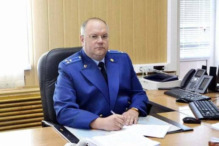 Четыре года условно получил бывший рязанский прокурор, который попался на взятках в виде 50 мешков картошки и домофона Следствие установило, что в 2021 году на основании поступивших от жителей жалоб Роман Колдаев поручил проверить местное предприятие, где нашлось огромное количество нарушений пожарной безопасности. Закрыть на них глаза прокурор согласился за картошку, которая была выращена на территории организации. Годом позже Колдаев получил другую взятку от владельца ритуальной конторы, который в благодарность за покровительство дал деньги на установку домофона. Интересно, что условный срок Колдаева вполне устроил, а вот решение суда о лишении его классного чина, намерен обжаловать.