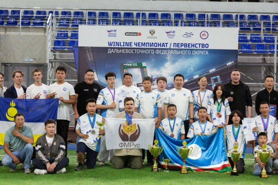 Сборная Якутии лидирует по медалям на чемпионате ДФО по гонкам дронов Команда Якутии стала абсолютным лидером по количеству наград на прошедших очных стартах Первенства и Чемпионата Дальнего Востока по гонкам дронов. Соревнования состоялись с 24 по 27 июля в якутском спорткомплексе «Дохсун». «В состязаниях, включавших классы дронов 75 мм, 200 мм и 330 мм, приняли участие 30 спортсменов, представлявших четыре команды из Амурской области, Сахалинской области, Республики Бурятия и Республики Саха Якутия . Возрастной диапазон участников был широким – от 13 до 44 лет, а статус варьировался от школьников до студентов и действующих педагогов», — сообщили организаторы. По итогам очных гонок сборная Якутии продемонстрировала впечатляющий результат. В Первенстве ДФО якутские спортсмены завоевали 3 золотые, 5 серебряных и 5 бронзовых медалей. В Чемпионате ДФО они добавили к этому еще 4 золотые, 3 серебряные и 5 бронзовых наград. Общее количество медалей команды республики достигло 25, что вывело ее на первое место в общем медальном зачете. Фото: Федерация гонок дронов России Все новости #Яестьновость Обсудить