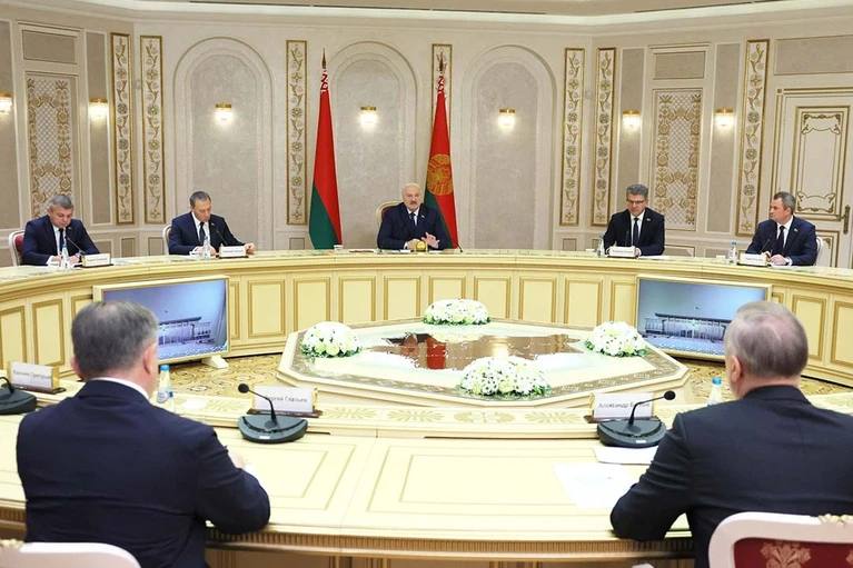 Александр Лукашенко похвалил Петербург за высокий уровень уборки снега зимой Губернатор Петербурга Александр Беглов и глава Белоруссии Александр Лукашенко провели рабочую встречу в Минске. Они обсудили вопросы совместного сотрудничества, например, выпуск продукции, в том числе тракторов, и рост товарооборота. Лукашенко похвалил Северную столицу за уровень уборки снега, а Беглов в ответ высоко оценил качество белорусских электробусов. Кстати, Петербург закупает 99 таких электробусов. : Смольный : СПб — отдай свой буст нам