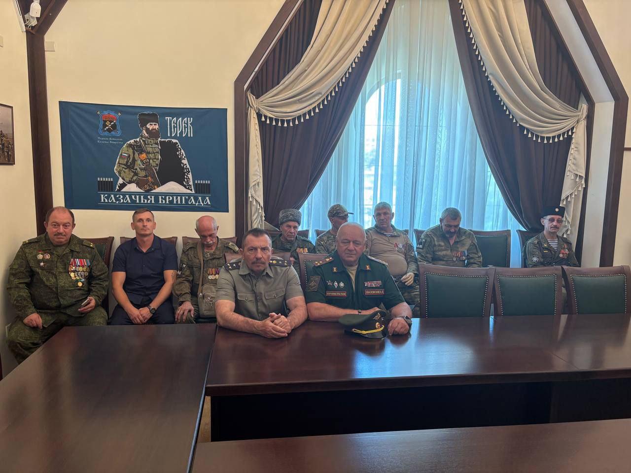 В прошедшую пятницу в Пятигорске атаман Терского войска Владимир Савченко вручил медали Всероссийского казачьего общества "Казачья доблесть" 15 казакам добровольцам отряда Ставрополье Барс 36. Среди награждаемых был и наш земляк Воронкин Владимир Николаевич. Добровольческий отряд "Ставрополье" участвовал в штурме территории под Часовым Яром. За проявленное мужество и героизм многие добровольцы были награждены правительственными и казачьими наградами.