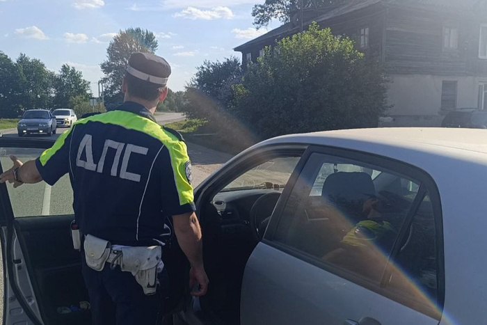 В Екатеринбурге машина влетела в жилой дом, едва не задавив спящего ребёнка В ночь на 18 июля водитель на скорости влетел в частный жилой дом в Екатеринбурге, едва не задев спящего маленького ребёнка. По информации источника E1.RU, 23-летний свердловчанин с пассажиркой мчался по Патриса Лумумбы со стороны Санаторной, пропустил поворот и въехал в дом. В комнате, куда влетел автомобиль, спал трёхлетний ребёнок. К счастью, он не пострадал. В доме проживает семья с четырьмя детьми. Их жилище серьёзно пострадало: в стене от удара осталась дыра, мебель разбилась на куски. Водителя увезли в больницу с переломом ноги и черепно-мозговой травмой. Его подруга сама покинула место происшествия.