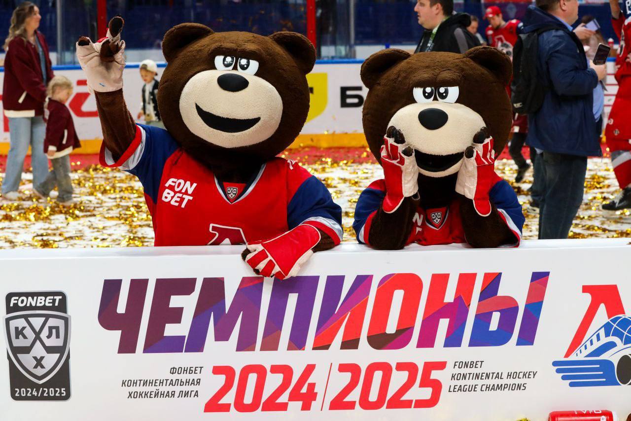 Стало известно, как в Ярославле пройдёт парад чемпионов. Он состоится 3 августа    На Советской площади развернется хоккейная фан-зона с интерактивами, где призами станет атрибутика клуба.    Чемпионские автобусы с командой и Кубком Гагарина проедут по центральным улицам Ярославля. Маршрут: от «Арены-2000» до Советской площади.    Кульминацией праздника станет торжественный вечер в «Арене-2000». Мультимедийное шоу расскажет о блестящем сезоне. Билеты скоро поступят в продажу.    Чествование команды завершится концертом с участием известного музыкального исполнителя.