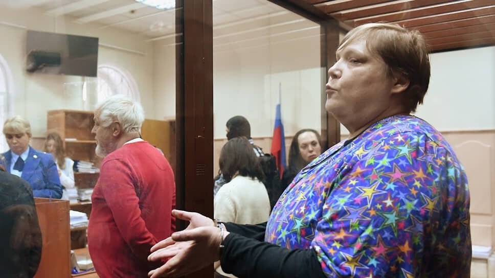 Суд отменил смягчение наказания для журналистки Александры Баязитовой Ранее ей заменили лишение свободы на принудительные работы Автора телеграм канала Адские бабки задержали ещё в 2022 году обвинив в вымогательстве денег у топ менеджера Промсвязьбанка Александра Ушакова В ноябре 2023 года женщина получила пять лет колонии В сентябре нынешнего года Судогорский суд Владимира заменил журналистке наказание с пребывания в колонии на принудительные работы на срок в 10 месяцев и 18 дней Однако против выступил прокурор который назвал такой вердикт поспешным и в итоге Владимирский областной суд отменил решение нижестоящей инстанции Задонатить через бота Patreon Boosty