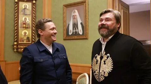 Обзор новостей    Российский предприниматель, миллиардер,  председатель совета директоров группы компаний «Царьград» Константин Малофеев поддержал предложение об отмене пенсий. По его мнению, о стариках должны заботиться их дети, а не государство, поэтому отмена пенсий заставит россиян рожать как можно больше детей.    С 1 сентября обществознание уберут из школьной программы для 6–7-х классов. Через год предмет останется только в расписании учеников 9–11-х классов. Ранее помощник президента Мединский называл обществознание бесполезным.    Сборную России по хоккею не допустят к Олимпиаде-2026, заявил глава Международной федерации хоккея. По словам Люка Тардифа, МОК уже уведомил об этом Олимпийский комитет РФ.     Центробанк снизит ключевую ставку с 21% до 19% уже 6 июня, прогнозируем ряд экспертов. По их мнению, на такое решение повлияют замедление инфляции и сокращение объема кредитования.    В РПЦ назвали русских мужчин «овощами». По словам священника Павла Островского, они слишком нерешительны, из-за чего девушки все чаще выбирают мусульман. «Пока наши овощи ходят в барбершоп и в качалку <...> То денег нет, то мама не разрешает. Реально овощебаза с триколором», добавил он.    В Госдуме предложили заменить WhatsApp и Telegram российскими мессенджерами. По словам депутата Боярского, зарубежные сервисы «не делают ничего» для защиты пользователей от мошенников и становятся «открытой калиткой» для обмана. Политик призвал к импортозамещению и усилению контроля за цифровыми платформами.
