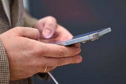 На iPhone принудительно включили ИИ  Сервисы искусственного интеллекта  ИИ  принудительно включили на устройствах Apple после обновления. На это обратило внимание издание MacRumors. Журналисты заметили жалобы пользователей iPhone и других гаджетов, которые отметили, что на их девайсах заработала нейросеть Apple Intelligence. При этом владельцы техники Apple отметили, что сервисы ИИ начали работать даже не смотря на то, что они отключили эти функции ранее. Судя по всему, нейросеть принудительно включили после обновления операционных систем  ОС . Авторы MacRumors подтвердили, что на ряде редакционных гаджетов Apple Intelligence заработала после обновления iOS, iPadOS или macOS. Журналисты также заметили, что после перезагрузки на экране устройств появляется баннер, приветствующий ИИ-функции. «В отличие от типичных экранов настройки, на этом отсутствует опция "настроить позже", что фактически вынуждает нас пользоваться ИИ», — подчеркнули авторы.