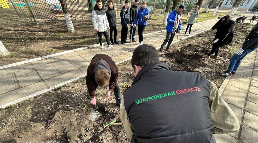 В бердянском парке Луначарского высадили розы  Активисты молодежного движения «Юг молодой» высадили розы в селе Луначарское Бердянского округа. Они украсят сельский парк, сообщили в пресс-службе местного отделения организации.   «Участие в таких акциях — это шанс для молодежи не только проявить гражданскую позицию, но и сделать вклад в дело полезное для родного края»,  — отметил местный депутат Александр Черепанов.  #ЗАНмолодежка  Читать полностью     , VK и ОК и читайте новости на нашем сайте