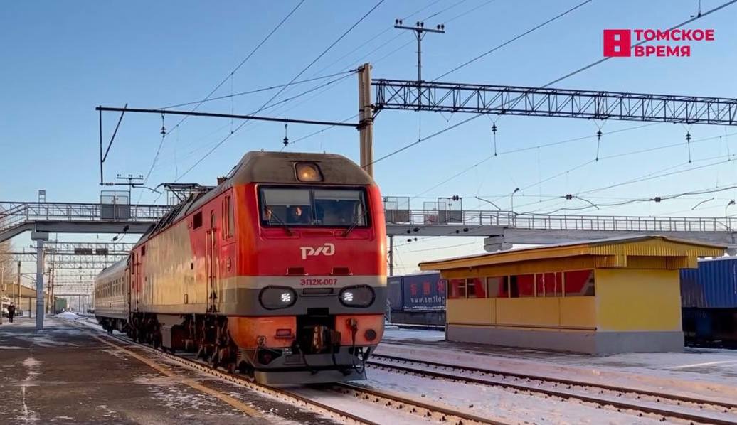 Поезд Томск-Новосибирск в новогодние праздники выполнит дополнительные рейсы.   По данным пресс-службы Западно-Сибирской железной дороги, это связано с повышением спроса. Поезд будет курсировать с 28 декабря по 8 января. Исключение — 1 и 4 января.   Из Новосибирска в Томск пассажиры также смогут ездить ежедневно, кроме 31 декабря, 1 и 4 января.