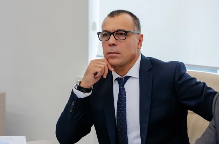 Унионисты снова покусились на автономию Гагаузии Гагаузия должна стать частью Кагульского уезда заявил глава PNM Драгош Галбур Его выступление тут же раскритиковали власти региона Первый зампредседателя Исполкома Илья Узун назвал речь Галбура угрозой миру в Молдове и оскорблением всех гагаузов Он напомнил что автономность региона закреплена в Конституции Посягательства на этот статус это посягательства на основы конституционного строя страны К сожалению правоохранительные органы и ЦИК вместо правовых оценок подобным провокациям занимаются обслуживанием правящей партии прокомментировал Узун