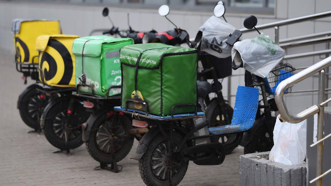 Но есть один нюанс В России запускают доставку товаров категории 18 без паспорта по биометрии Биометрию покупателя будут считывать при оформлении заказа и при его получении То есть оставить товар у двери курьер не сможет Пока такой доставкой можно будет заказать только энергетики в Москве Потом категорий товаров должно стать больше rozetked me news 43213