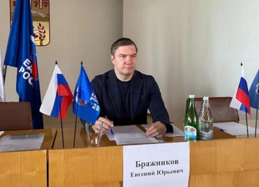 За ущерб в 3,9 миллиона экс-глава ФКР Бражников отправится в колонию на 3 года По данным следствия, в 2018 году — тогда Евгений Бражников руководил организацией — Фонд заключил договор со строительной компанией на ремонт многоэтажек в Невинномысске, Светлограде и Ессентуках, причем работы вел субподрядчик ООО «СВД-ЛТД». Но, по информации правоохранителей, платить герой публикации с соучастником Алексеем Комовым не планировали и заявили, что «Феникс» оказался на грани банкротства. Экс-гендиректор убедил субподрядчика подписать допсоглашение о полном расчете, и ущерб в итоге составил 3,9 миллиона рублей. Схема вскрылась, пошли разбирательства, и подельники стали фигурантами дела за мошенничество в особо крупном размере. Октябрьский районный суд вынес вердикт: по 3 года колонии общего режима, также злоумышленников обязали возместить ущерб.