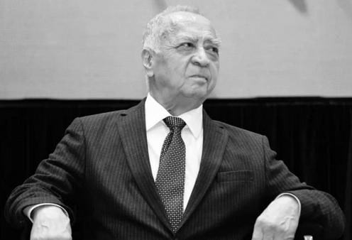 В возрасте 87 лет скончался народный артист Узбекистана мастер сценического искусства Якуб Ахмедов Об этом в своем Telegram канале сообщает Узбекский национальный академический драматический театр Ахмедов был одним из выдающихся деятелей узбекской сцены сыгравший множество ролей в театральных постановках и кинокартинах Он родился в 1938 году в Намангане В 1959 м окончил Ташкентский театрально художественный институт имени Островского сейчас Государственный институт искусств и культуры Узбекистана С 1958 года артист работал в Академическом драматическом театре имени Хамзы ныне Национальный академический драматический театр Узбекистана Ахмедов создал около 50 незабываемых сценических образов оставив неизгладимый след в истории театрального искусства республики В конце 1990 х стал руководителем театра проработав в этой должности до 2013 года В 2015 м артист основал студию Школа актерского мастерства в которой воспитал несколько поколений талантливой молодежи Большая часть жизни Ахмедова была связана с кинематографом За свою карьеру он снялся в сотнях фильмов В их числе роли в таких картинах как Я очарован тобой Приключения Али Бабы и сорока разбойников Фуркат Минувшие дни Шайтанат царство бесов и другие Кроме того он известен работой над дубляжем картин на узбекский язык озвучив персонажей более чем 400 лент В 1974 году Ахмедову присвоили звание Народного артиста Узбекской ССР в 1990 м Народного артиста СССР Также он является кавалером орденов Дустлик Дружба и Фидокорона хизматлари учун За самоотверженный труд Актуальные новости из Центральной Азии fergananews