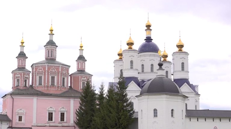 В Брянске мастера из разных городов восстанавливают фрески Успенского собора   guberniya tv religiya 322216 В Успенском соборе на площади более десяти тысяч квадратных метров идут работы по воссозданию фресок XVIII века Художники из Владимира и других городов России тщательно восстанавливают детали росписей соблюдая историческую цветовую гамму и работая на высоте свыше двадцати метров ƃℾ подписаться прислать новость