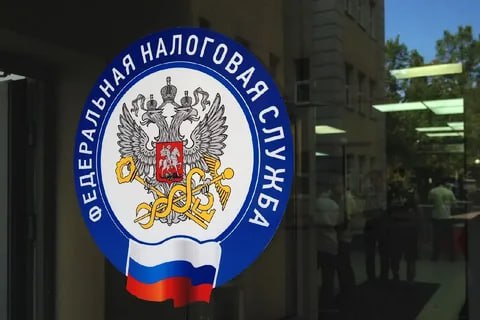 Изменились форма и формат запроса выписки из Единого государственного реестра налогоплательщиков С 15 января применяются новые форма запроса выписки и формат его электронной подачи     В новой форме можно определить условия для формирования выписки В зависимости от целей налогоплательщик может выбрать тот набор информации который ему нужен   Запросить документ в разрезе одного или нескольких субъектов Российской Федерации Выбрать конкретные основания постановки на учет в налоговых органах например отдельно по имуществу или по транспортным средствам Форма запроса стала универсальной как для физических так и юридических лиц и позволяет определять о ком о себе или о третьем лице запрашивается выписка из Единого государственного реестра налогоплательщика   Также обновлены формы выписок из Единого государственного реестра налогоплательщиков   Бумажные документы заверяются подписью сотрудника без проставления печати налогового органа Электронные выписки содержат визуализированную электронную цифровую подпись налогового органа и полностью равнозначны бумажным документам