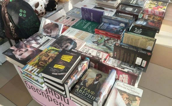 В топ продаваемых книг в Омске вошли романы Анны Джейн и Джорджа Оруэлла  Во втором квартале 2025 года в топ-5 продаваемых книг в сети магазинов «Читай-город» в Омске попали «Если все кошки в мире исчезнут» Гэнки Кавамуры, «Хороших девочек не убивают» Холли Джексон, «Кафе на краю земли» Джона Стрелеки, «Твое сердце будет разбито» российской писательницы Анны Джейн и «Скорбь Сатаны» Марии Корелли. Об этом РБК Омск рассказали в сети «Читай-город».   В топ продаж художественной литературы также вошли «1984» Джорджа Оруэлла, «Портрет Дориана Грея» Оскара Уайльда, а также «Бог всегда путешествует инкогнито» Лоран Гунель.  В жанре нон-фикшн самыми продаваемыми книгами стали «Самый богатый человек в Вавилоне» Джорджа Сэмюэля Клейсона, «Атомные привычки» Джеймса Клира и «Психотрюки» Игоря Рызова.