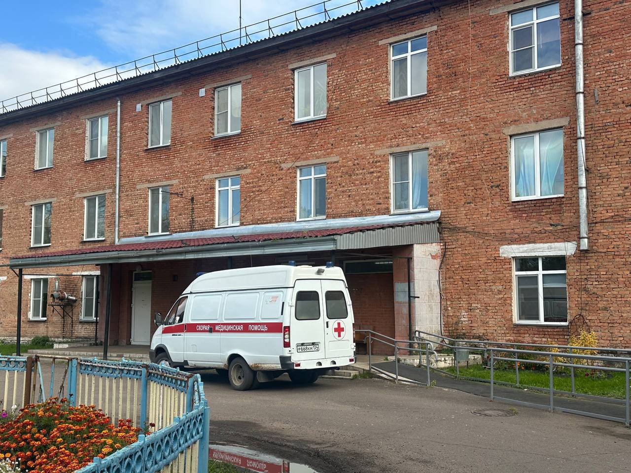 1 2 3 4 5 6 7 В Новоселово 93 летняя жительница получила компенсацию за некачественное лечение Прокуратура провела проверку по обращению пожилой жительницы с Новоселово которая длительное время не могла получить качественную медицинскую помощь В ходе проверки установлено что несмотря на неоднократные обращения в районную больницу ее лечение было неэффективным Медицинские работники без должных оснований назначали лекарства не проводили необходимые обследования и не направляли пациентку к узким специалистам В результате ее состояние здоровья не улучшалось Прокуратура внесла главному врачу представление в результате виновный медработник привлечен к дисциплинарной ответственности Кроме того прокурор обратился в суд с иском о компенсации морального вреда Суд удовлетворил требования прокурора и взыскал с медицинской организации 50 тыс руб в пользу пострадавшей После вмешательства прокуратуры пациентка не только получила компенсацию но и необходимые консультации специалистов Сайт Тelegram ВК
