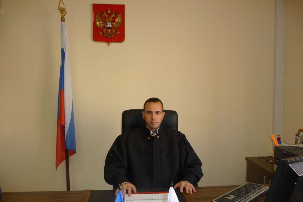 Судья из Краснодара упомянутый в деле Момотова решил уйти в отставку Председатель Советского районного суда Краснодара Роман Колониченков подал заявление о прекращении полномочий по собственному желанию В документе он указал что намерен уйти в отставку Рассмотрением его прошения займётся краевая квалификационная коллегия судей сообщает Коммерсантъ Кубань Заявление Колониченкова последовало вскоре после того как его фамилия прозвучала в ходе процесса инициированного Генеральной прокуратурой России об изъятии имущества у бывшего главы Совета судей Виктора Момотова Это дело вызвало широкий общественный интерес поскольку затронуло вопросы возможных связей судебных чиновников с коммерческими структурами Ранее Останкинский суд Москвы признал что Виктор Момотов незаконно получил часть прибыли от гостиничного бизнеса предпринимателя Андрея Марченко владельца сети отелей Marton В ходе слушаний одна из засекреченных свидетельниц утверждала что Марченко пользовался поддержкой высокопоставленных лиц включая Момотова Она также заявила что председатель Советского райсуда Краснодара Роман Колониченков неоднократно навещал бизнесмена Подписаться на новости ЮГ 24   ЮГ 24 в MAX