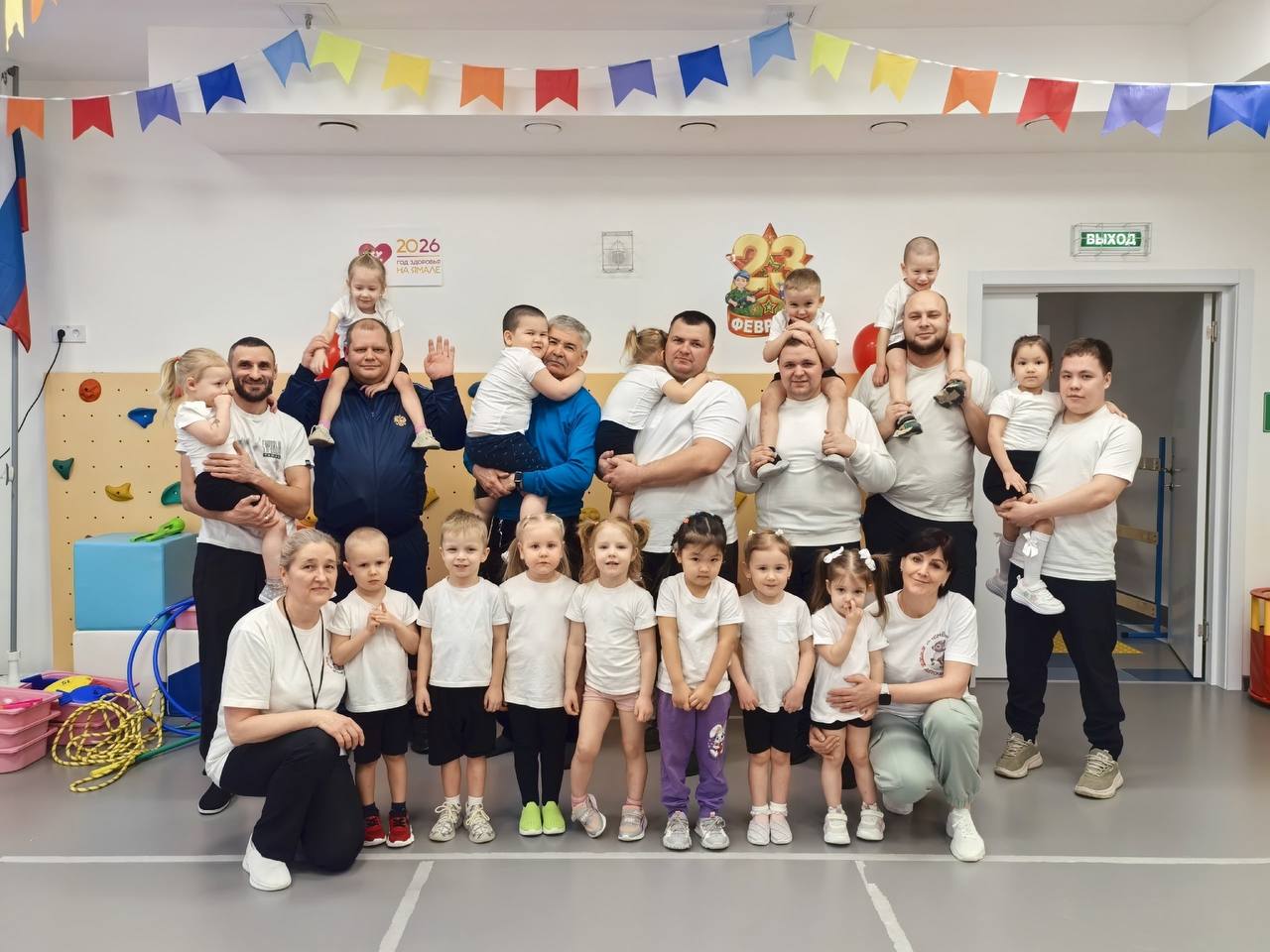 Когда папа рядом возможно всё В детском саду Оленёнок прошла спортивная программа Папа может приуроченная к Дню защитника Отечества Участники прошли эстафеты на скорость и ловкость рыбалка переправы и подвижные игры Дети активно поддерживали своих пап а зал наполнили смех аплодисменты и яркие эмоции Праздник подарил семьям тёплые моменты и чувство гордости   Фото сообщество Департамент Образования ВКонтакте