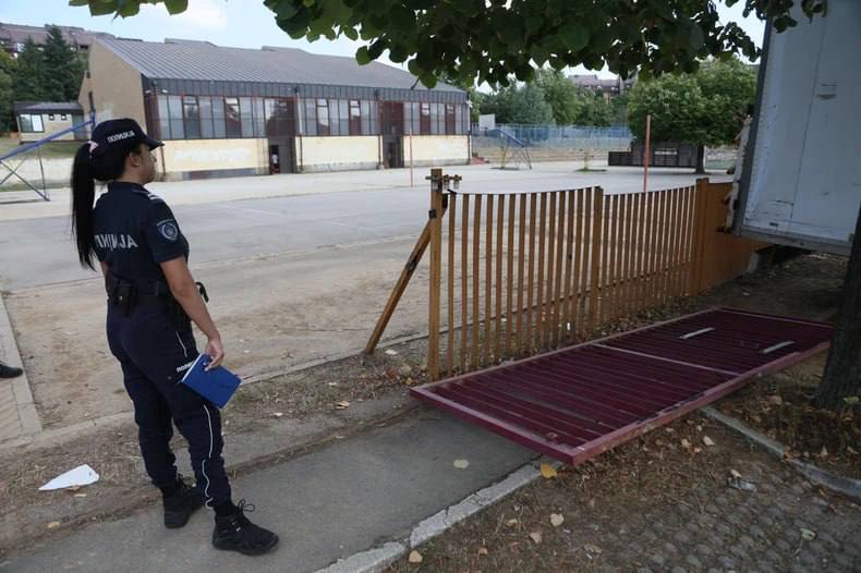 В школе Объединенных наций в Чукарице Белград на детей упал забор Есть пострадавшие serbia Все о Сербии