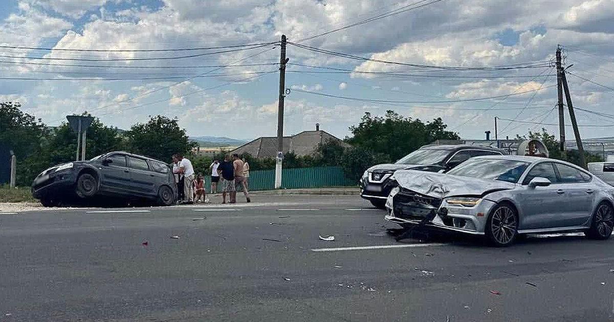 Авария с пострадавшими под Кишинёвом.  На перекрёстке столкнулись Dacia Logan и Audi. По данным полиции, 35-летний водитель Dacia не уступил дорогу, из-за чего в его машину врезался Audi, за рулём которого был 27-летний мужчина.  В ДТП пострадали три пассажира Dacia: 34-летняя женщина и две девочки 12 и 9 лет. Их госпитализировали.  Оба водителя были трезвы. Обстоятельства аварии уточняются.