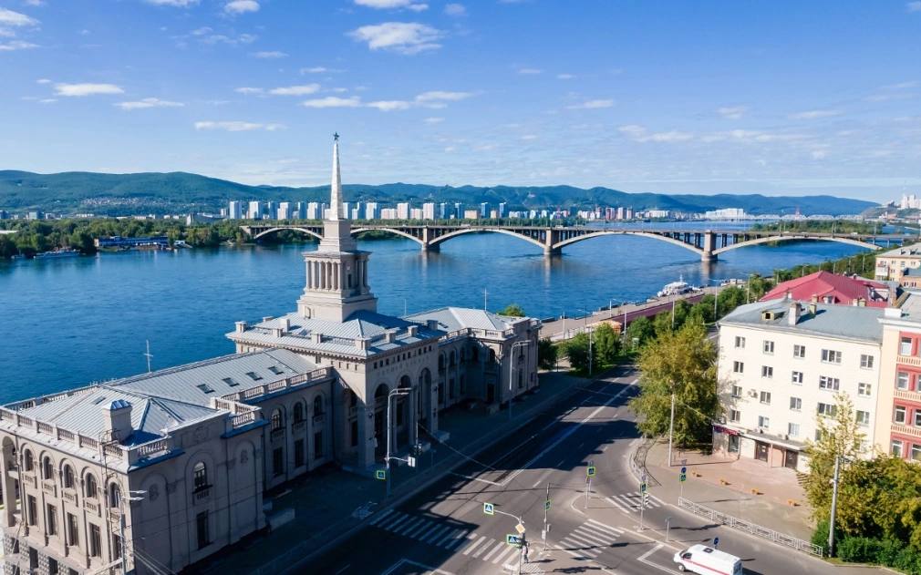 Где в России всё ещё покупают жильё в ипотеку Несмотря на высокие ставки и отсутствие льготной ипотеки, в ряде регионов России доля ипотечных сделок по-прежнему превышает 80%. По данным bnMAP.pro, лидирует Красноярск — 87% продаж в новостройках проходят с ипотекой. В Хабаровске и Челябинской области — 83% и 82% соответственно. В то же время в Крыму, Петербурге и Калининграде доля таких сделок резко сократилась — снижение от 28 до 51%. Самое резкое падение — в Крыму –38 п.п. и Петербурге –37 п.п. . #ипотека Фото: Evgeny_V / Shutterstock / FOTODOM Читать РБК Недвижимость в Telegram
