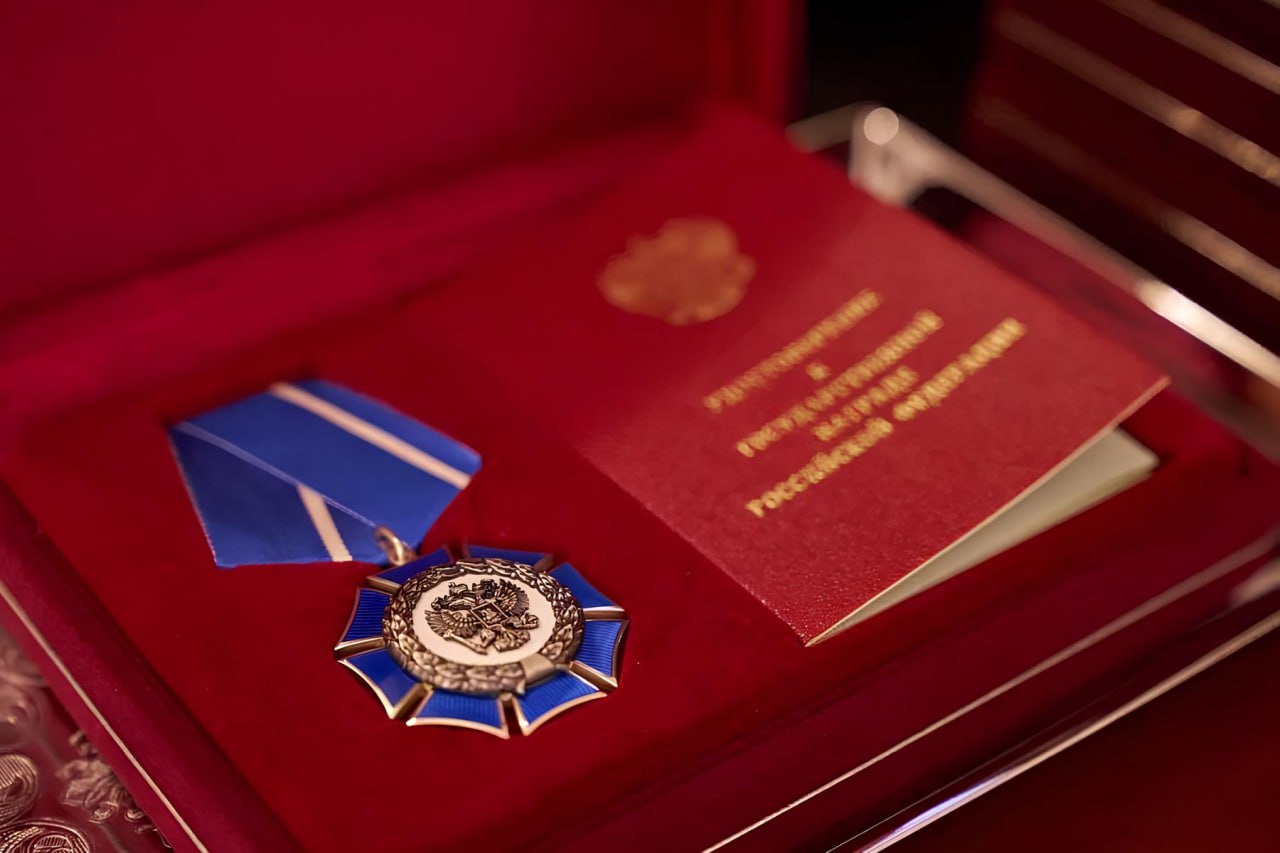 Преподаватели МГТУ им Н Э Баумана стали лауреатами государственных наград В Минобрнауки России состоялась торжественная церемония вручения государственных наград Российской Федерации приуроченная ко Дню преподавателя высшей школы В числе награжденных представители МГТУ им Н Э Баумана чей вклад в развитие отечественного инженерного образования и науки получил высокую государственную оценку По Указу Президента Российской Федерации за значительный вклад в подготовку высококвалифицированных специалистов научно педагогическую деятельность и многолетний добросовестный труд почетное звание Заслуженный работник высшей школы Российской Федерации присвоено Дмитрию Алексеевичу Ягодникову заведующему кафедрой Ракетные двигатели за заслуги в развитии физической культуры и спорта и многолетнюю плодотворную работу почетное звание Заслуженный работник физической культуры Российской Федерации присвоено Мухамеду Курешевичу Умарову занимавшему должность доцента кафедры К8 Физическая культура и спорт Мытищинского филиала МГТУ им Н Э Баумана Поздравляем