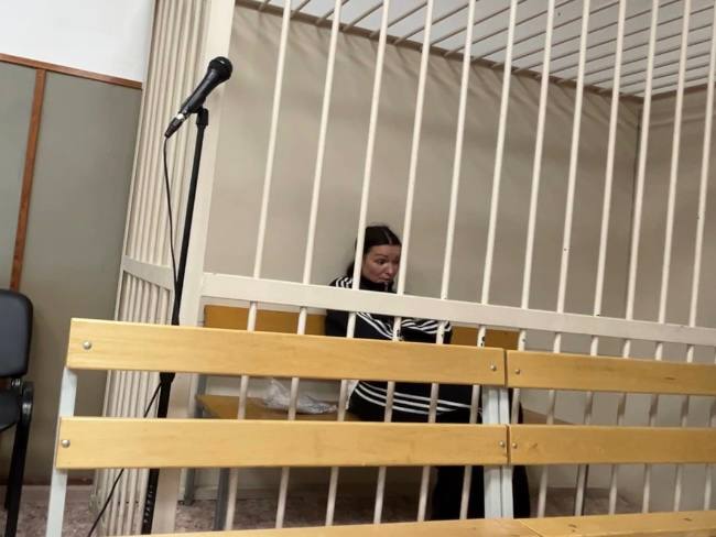 ‍ В Иркутской области суд обязал «блогера» выплатить административный штраф за дискредитацию ВС РФ  Напомним, 12 июня 2025 года 35-летняя уроженка города Шелехова записала и разместила в сети Интернет оскорбительное видео в отношении участников СВО.   Оперативники ЦПЭ ГУ МВД России по Иркутской области задержали автора видеоролика и передали сотрудникам отдела по исполнению административного законодательства регионального главка МВД для составления протокола.   Суд, с учетом мнения прокурора признал «блогершу» виновной в совершении правонарушения, предусмотренного частью 1 статьи 20.3.3 Кодекса РФ об административных правонарушениях. Постановлением суда женщине назначено наказание в виде штрафа в размере 45 000 руб.