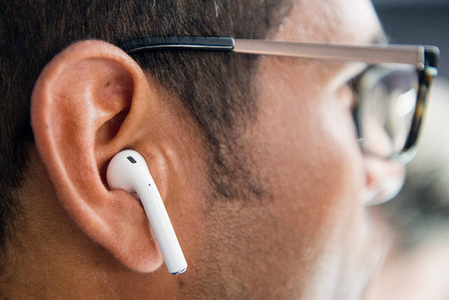 Использование одного наушника может привести к потере слуха врачи Если слушать звук только одним ухом со временем может появиться звон а затем частичная потеря слуха В зоне риска люди которые постоянно используют гарнитуру например операторы колл центров