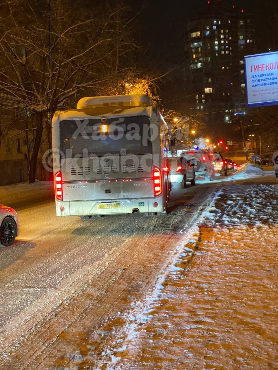 Водитель автобуса не стал выпускать пассажиров на остановке  Сегодня вечером в Хабаровске на остановке "Серышева/Калинина" водитель переполненного автобуса №8 не стал выпускать пассажиров. Он сразу же закрыл дверь и поехал дальше.   На возмущение пассажиров ответил, что опаздывает из-за пробок. А то, что пассажиры не успели выйти - это их проблемы: надо готовится заранее.   Покинуть автобус удалось только на следующей остановке. Деньги он пассажирам не вернул.    Подписаться   Прислать новость