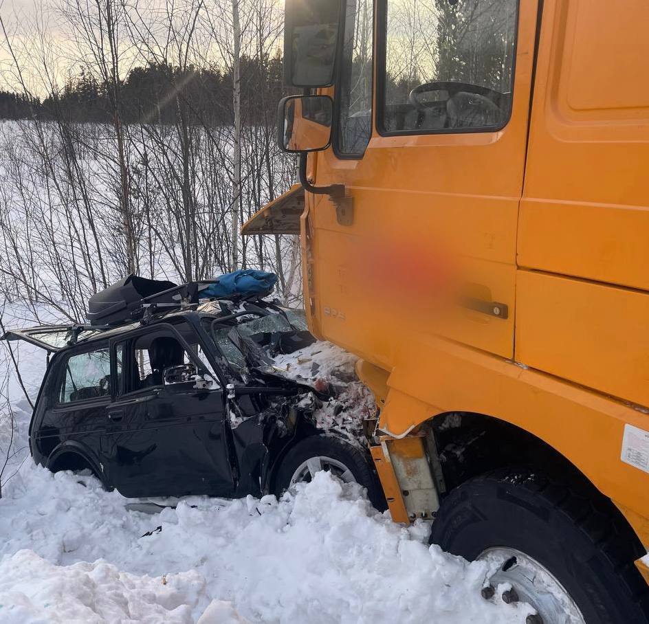 ДТП с двумя погибшими произошло днем 3 марта в Северо-Байкальском районе. Об этом сообщили в МВД республики.  По предварительной информации, водитель грузовика Shacman, будучи пьяным, ехал со стороны Кичеры в Северобайкальск. В какой-то момент он вылетел на встречку и врезался в LADA 4X4.  Подробнее – на Бабре  #бурятия