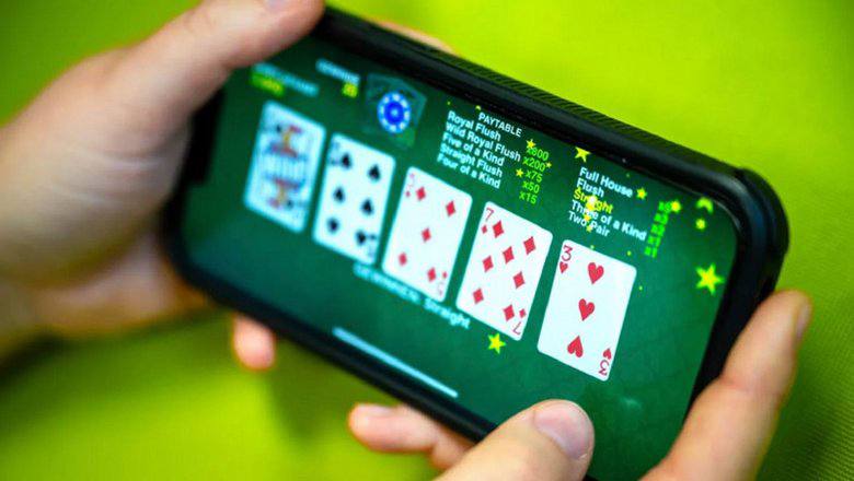 Самозапрет на азартные игры в РФ можно будет установить с сентября Решение будет носить добровольный характер но станет простым инструментом для защиты от игровой зависимости Россияне решившие установить самозапрет не смогут отозвать заявление и вернуть себе право делать ставки ранее чем по прошествии 12 месяцев НАШИ НОВОСТИ ВКонтакте НАШИ НОВОСТИ ПОДПИСАТЬСЯ