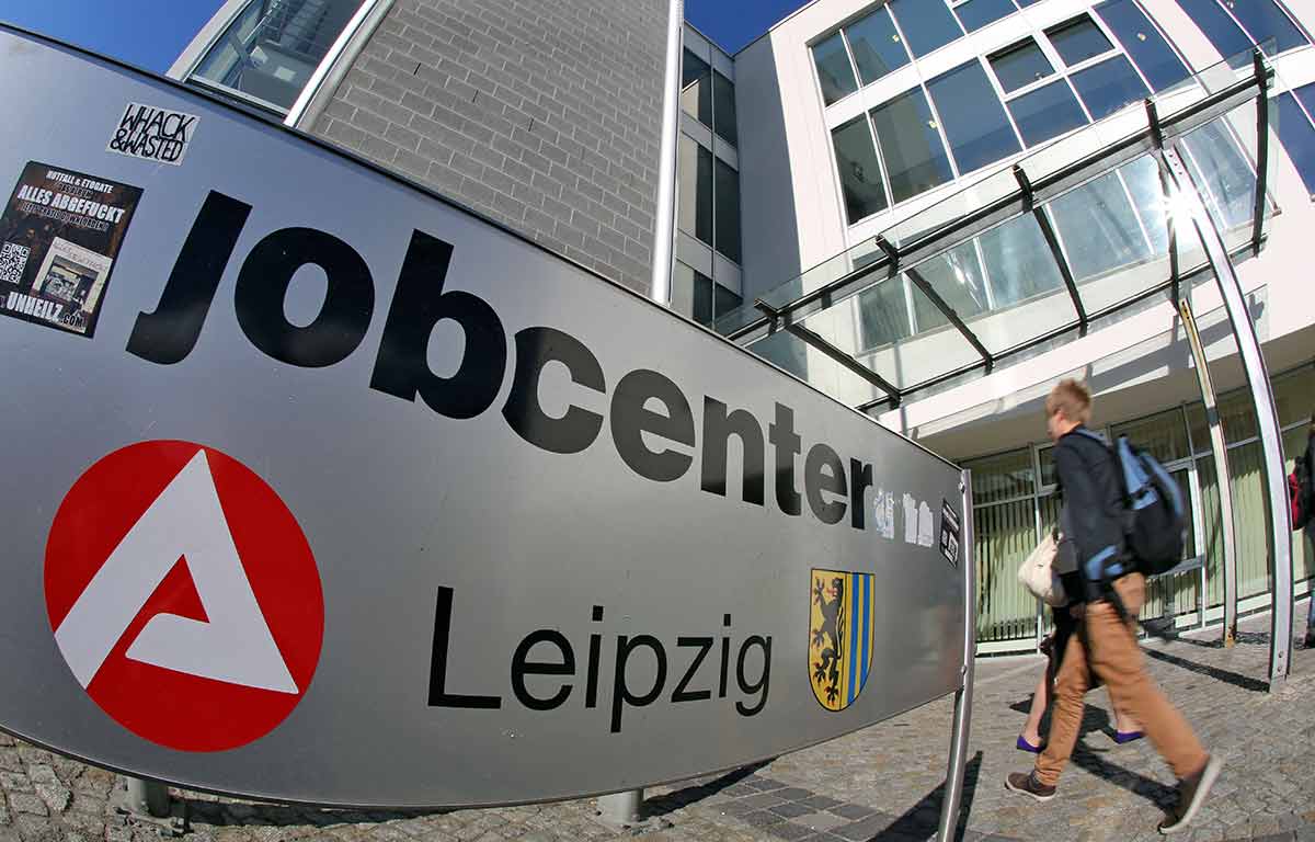 Bild Половина социальных выплат в Германии достается иностранцам Согласно исследованию фонда Bertelsmann в Германии 1 8 млн человек получают пособие Bürgergeld при этом они официально зарегистрированы как безработные и формально считаются трудоспособными 57 из них не искали работу последние четыре недели сообщает Bild Большинство опрошенных чаще всего объясняли это психическими или хроническими заболеваниями а также отсутствием подходящих вакансий Тот факт что почти половина получателей гражданского пособия сейчас не имеют немецкого паспорта доказывает провал германской политики в области миграции и интеграции заявила лидер BSW Сара Вагенкнехт Всего в Германии почти 3 5 млн беженцев среди них 1 8 млн украинцев Более 40 социальных выплат достается трудоспособным иностранцам которые недавно прибыли и не интегрированы в рынок труда что обходится стране примерно 20 млрд евро в год Подпишись на primulinmd