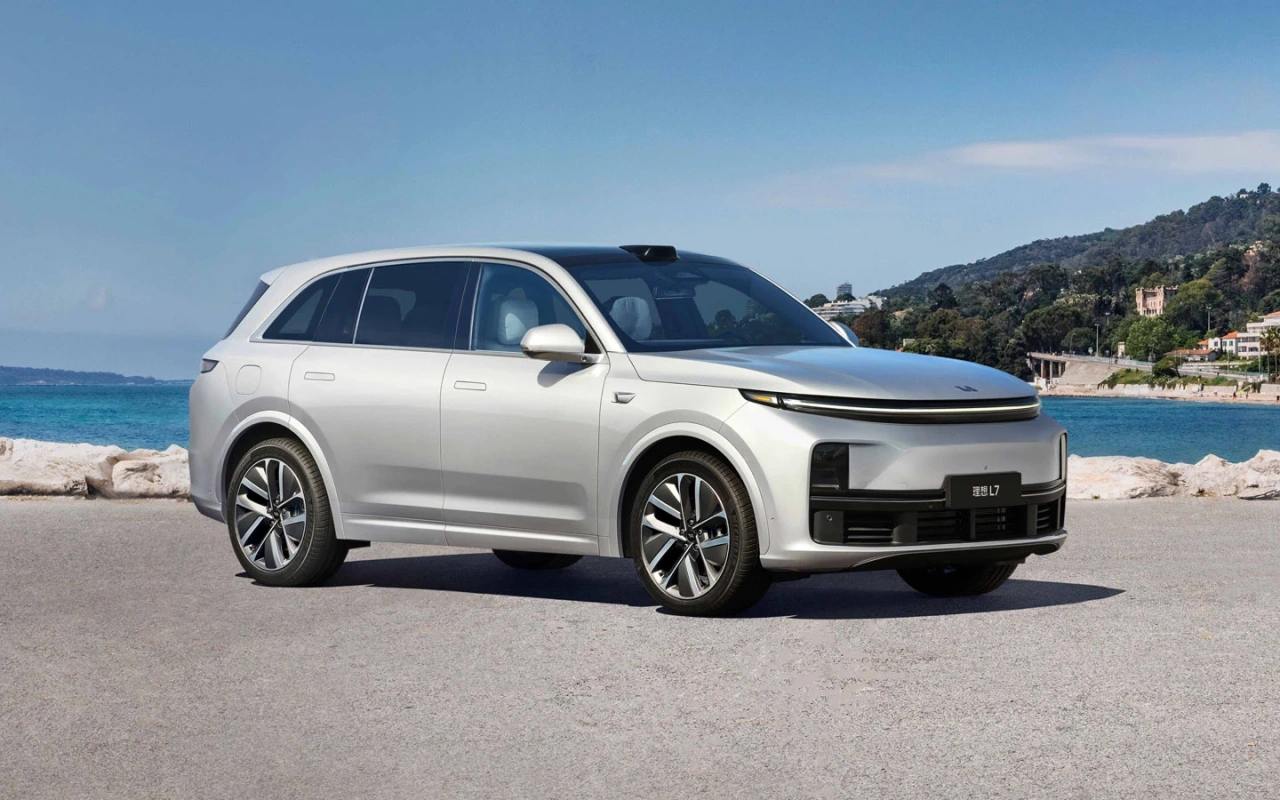 Первый официальный дилер Li Auto Lixiang откроется в России до конца мая 2025 года Об этом сообщила пресс-служба компании Sinomach Auto дистрибьютор бренда . Всего на данный момент назначено 32 дилера по всей стране, однако пока не известно, в каких городах они будут открыты. Также в Россию поставлены автомобили Lixiang 2025 года выпуска с полной русификацией и российским мастер-аккаунтом. Официально ввезенные Li Auto Lixiang получат общую гарантию три года, или 100 тыс. км пробега, а также гарантию на батарею на 160 тыс. км.