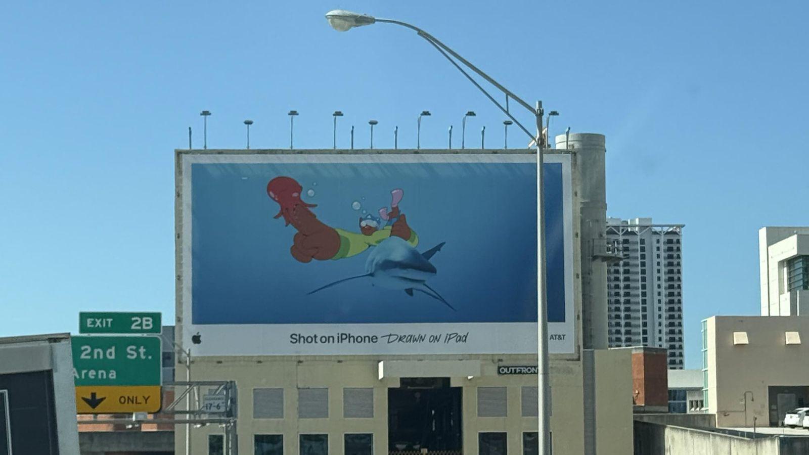 Ой! В сети обратили внимание на новый рекламный баннер от Apple — на нём отчётливо замечается фаллос. Баннер поставили вдоль трассы I-95 в Майами ещё больше недели назад, но до конца июля он оставался незамеченным в сети. Суть рекламы — «Снято на iPhone. Нарисовано на iPad». Основа изображения это снимок акулы на iPhone, к которому дорисовали на iPad мультяшного аквалангиста с моллюском на указательном пальце. Rozetked Подписаться