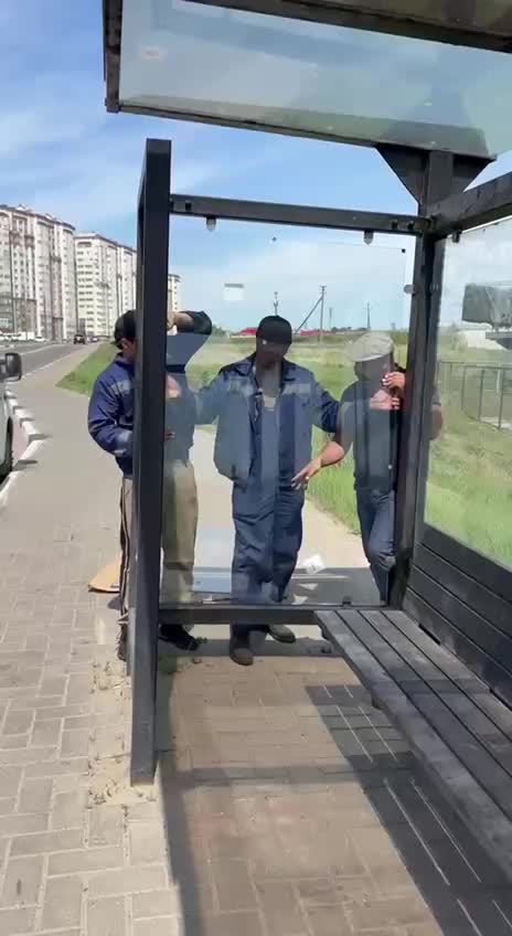 Ремонт автобусных павильонов в Южно-Сахалинске и Комсомольске: новые стекла и призыв к бережному отношению