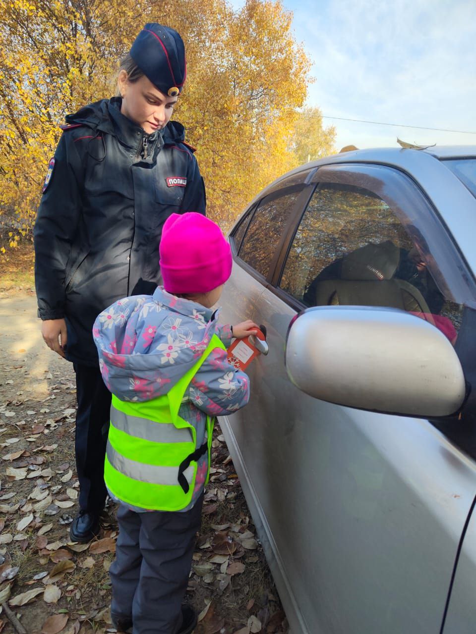 В целях привлечения внимания автомобилистов к вопросам детской дорожной безопасности воспитанники детского сада с. Сосновый Бор Зейского округа изготовили крючки-подвески  дорхенгеры  с напоминаниями о соблюдении ПДД, которые разместили на дверных ручках автомобилей.  Хочется верить, что такое детское творчество положительно отразится на сознании каждого водителя и будет полезным аксессуаром, сопровождающим в пути.