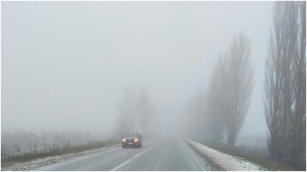 Полиция предупреждает водителей о сильном тумане по всей стране Из за этого движение затруднено Управляя автомобилем в условиях плохой видимости следует постоянно регулировать скорость движения избегать резких маневров и быть внимательными к пешеходам