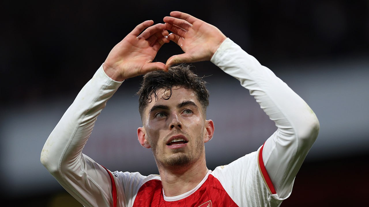 Арсенал обыграл Челси в ответном полуфинальном матче Кубка английской лиги и вышел в финал турнира После выездной победы канониров на Стэмфорд Бридж 3 2 ответная игра на Эмирейтс также завершилась в пользу Арсенала со счетом 1 0 Единственный гол в матче на последних секундах забил Кай Хаверц В финале Кубка лиги Арсенал сыграет с победителем противостояния Манчестер Сити Ньюкасл