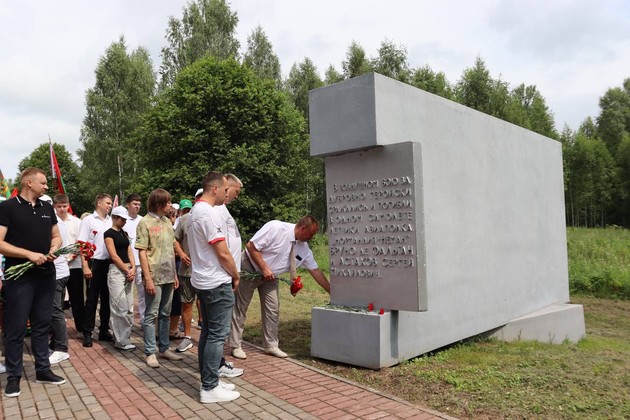 «Марш Победы», стартовавший в конце июня из Москвы, приняла Витебщина. Организаторами мероприятия выступили РОО «Патриоты Беларуси» и Белорусская федерация лёгкой атлетики при поддержке республиканского государственно-общественного объединения «Президентский спортивный клуб». Мероприятие, приуроченное к 80-летию Победы советского народа в Великой Отечественной войне, направлено на сохранение исторической памяти, воспитание патриотизма и укрепление единства народа Беларуси и России. Делегация из Российской Федерации прибыла на мемориальный комплекс «Рыленки» Дубровенского района. Здесь к ним присоединились белорусские патриоты. На месте, где увековечена память более 10 тысяч красноармейцев, прошел торжественный митинг.