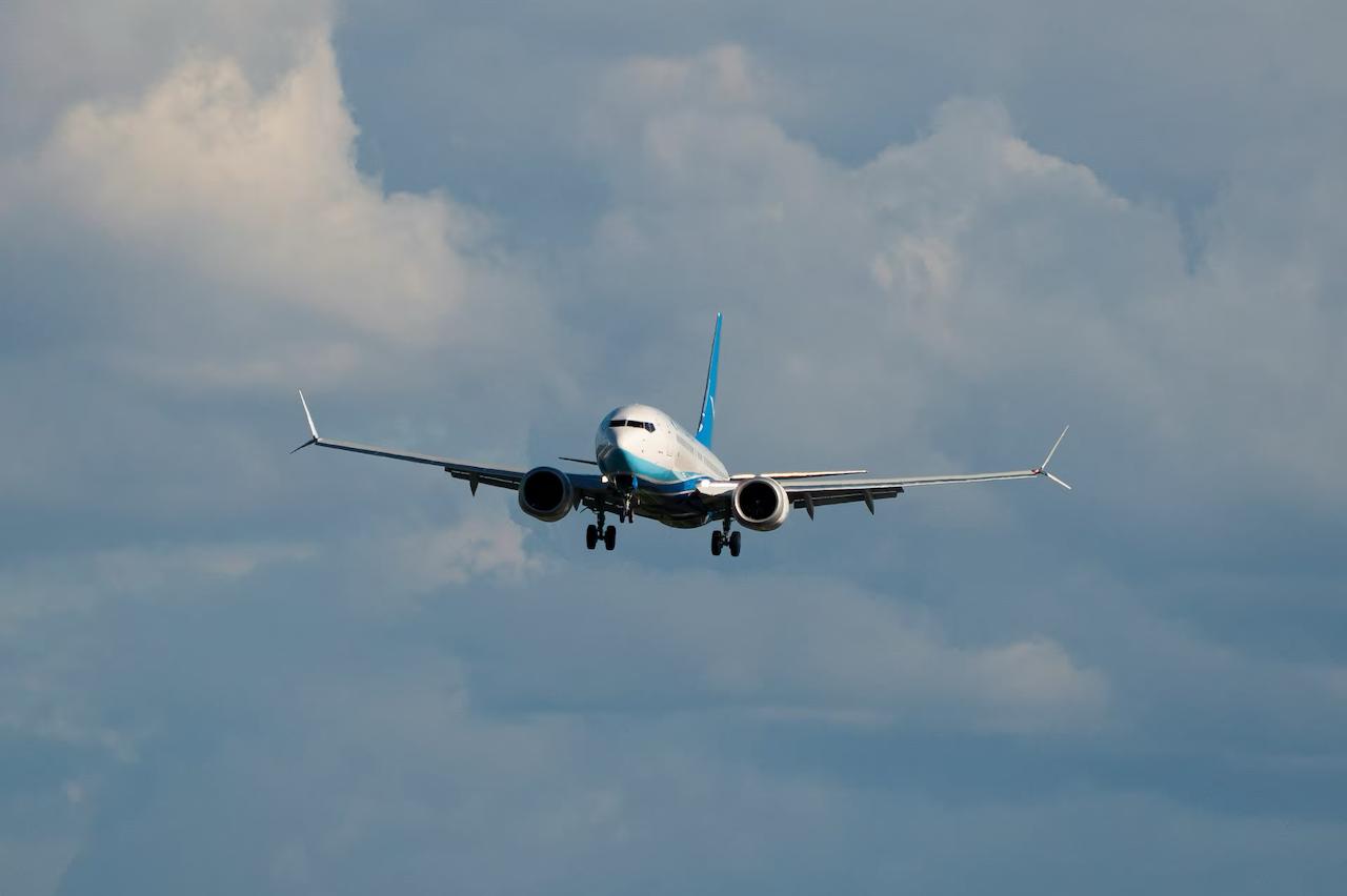Boeing возобновил поставки самолетов в Китай В июне авиапроизводитель отправил китайским заказчикам пять Boeing 737 MAX, Boeing 787 и два грузовых Boeing 777, сообщает Reuters. Агентство отмечает, что это первая поставка Boeing в Китай после завершения торгового спора между Вашингтоном и Пекином. В апреле Китай из-за торговой войны с США запретил принимать поставки самолетов Boeing и покупать американские авиазапчасти. Уже в мае китайские власти сняли запрет и разрешили авиакомпаниям организовать поставки