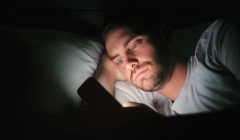 Мужчина потерял зрение на один глаз после ночного просмотра телефона 24 летний житель города Чжанцзяц взенезапно обнаружил что его правый глаз временно ослеп и на следующее утро вернулся в норму Причиной по словам медиков стали изменения глазного дна характерные для крайне высокой степени близорукости Как уточняется в студенческие годы молодой человек регулярно пользовался телефоном лежа на боку В результате правый глаз развил миопию до 6 00 диоптрий на 3 00 диоптрий выше чем левый пишет издание Sohu Почему опасно смотреть в телефон на боку Вот что говорят офтальмологи Боковое положение во время использования смартфона сдавливает кровеносные сосуды глаза Нарушает приток крови и со временем вызывает ощущение распирания провоцирует спазм аккомодации и эпизоды временного двоения Дополнительный фактор риска постоянная разница нагрузки между глазами что приводит к утомлению и снижению остроты зрения с одной стороны Подписаться на truekpru Читать нас в MAX