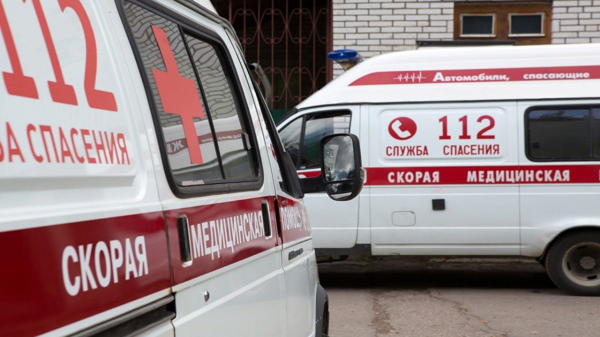 Один получил ожоги, другой – улетел в забор: двое школьников серьезно травмировались в Хабаровске Полицейские проводят проверки по двум фактам травмирования детей в Хабаровске. В первом случае 10-летний мальчик получил сильные ожоги, когда плеснул бензин на угли во время жарки шашлыков во дворе частного дома. Мать в это время отошла от мангала за кофе. Ребенок с ожогами туловища и конечностей был доставлен в больницу. Во втором случае 9-летний решил проехать крутой спуск между улицами Голубкова и Портовой на велосипеде без тормозов. В итоге мальчик не справился с управлением и врезался в бетонный забор. С тяжкими травмами третьеклассника доставили в стационар. Будь в курсе событий.