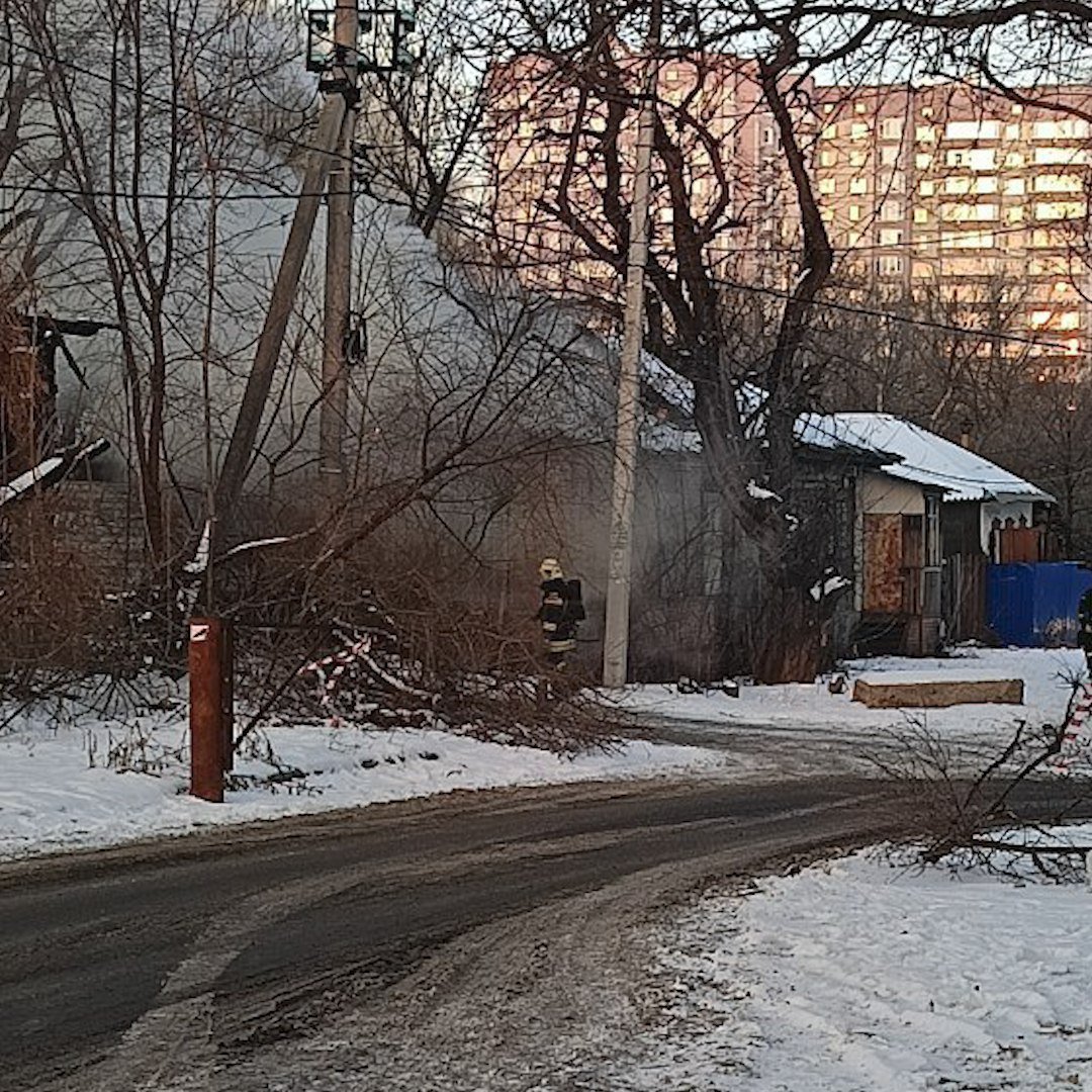 В районе Говнярки загорелся дом. Один из уцелевших после мощного пожара в 2017-м.  Ветер разносит дым по всей округе. Спасатели уже на месте. Предварительно, строение было заброшенным.  UPD. Загорелся дом на Орловской. В 17:50 огонь локализовали на площади 60 квадратных метров.