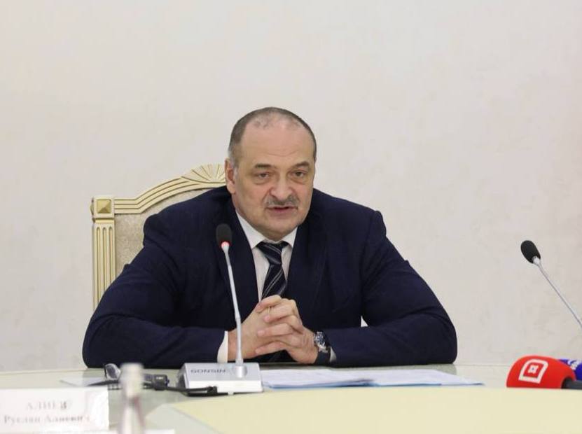 Сергей Меликов анонсировал дополнительные региональные выплаты дагестанским учителям Ранее он поручал рассмотреть такую возможность Сегодня на заседании совета по образованию и науке первый вице премьер Руслан Алиев рассказал о разработанных мерах поддержки Гранты для молодых педагогов Выпускники которые пойдут работать в государственные и муниципальные школы получат 150 тысяч Грантовые выплаты произведут в течение двух лет при трудоустройстве 50 тыс рублей а после второго года работы ещё 100 тыс Доплаты для отдельных категорий педагогов Стимулирующие доплаты в 10 от оклада установят для учителей по востребованным предметам Анализ того какие направления для сдачи ЕГЭ и поступления в вузы выбирают дагестанские выпускники показал по ряду предметов уже наблюдается дефицит кадров Новые региональные надбавки получат учителя информатики физики математики химии и биологии Сергей Меликов поручил рассмотреть возможность стимулирования и учителей начальных классов у которых относительно меньшее число часов а значит и зарплаты В условиях спецоперации и непростой социально экономической ситуации изыскать из бюджета республики средства для подобных регулярных выплат хоть и для отдельных категорий педагогов непросто Однако по словам главы региона вопрос повышения зарплаты педагогов особенно актуален и важен и вводимые сейчас выплаты лишь первый шаг для дальнейшего стимулирования учителей Надо с чего то начинать в этом году из многочисленных специальностей преподавателей мы выбрали именно эти потому что есть обоснования определенные сказал Сергей Меликов Читать нас в МАХ