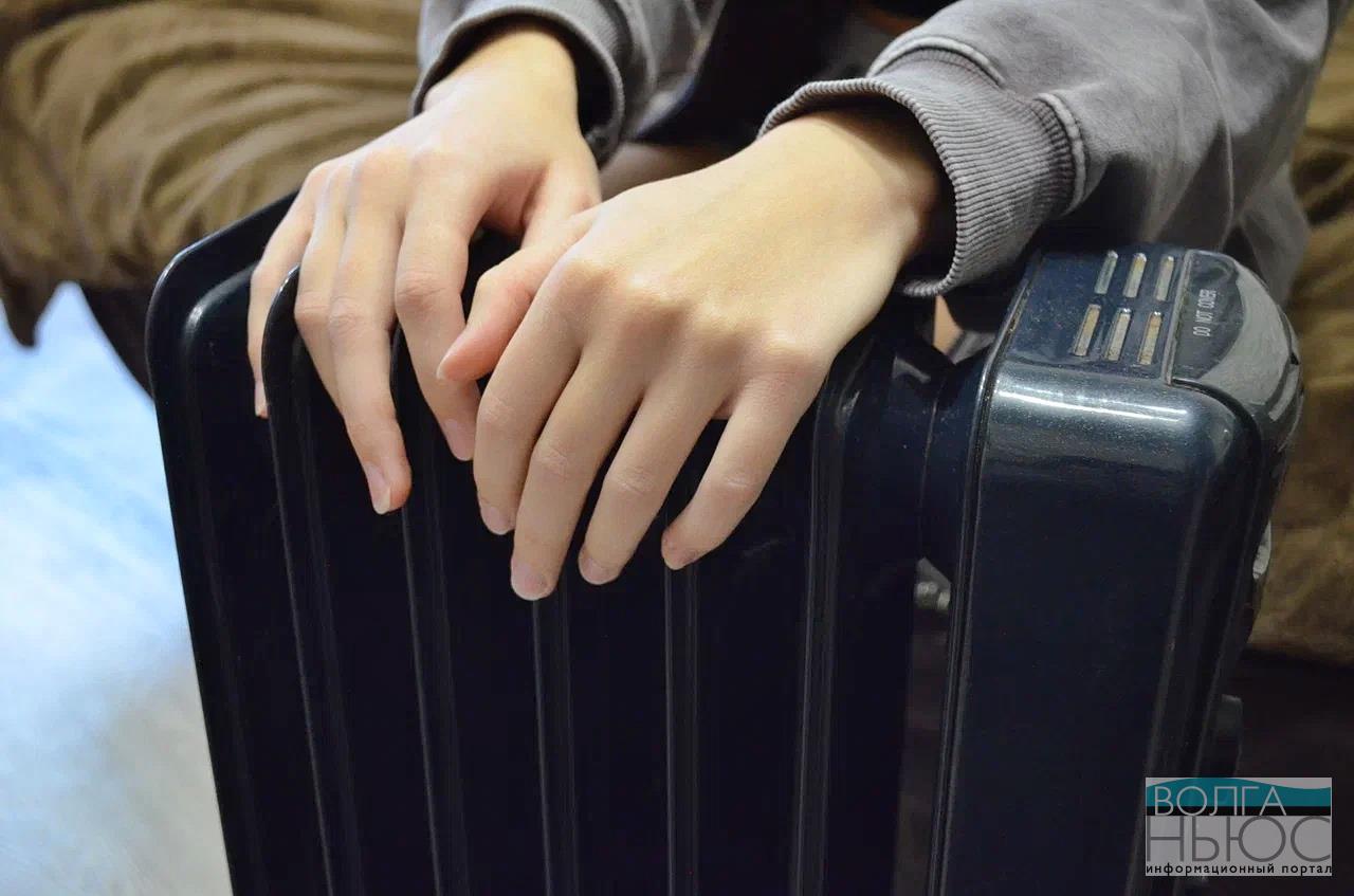 В Самаре вернули горячую воду в десятки домов оставшихся накануне без отопления В ночь на вторник 20 января в Т Плюс сообщили что подача тепла в дома на ул Солнечной в Самаре восстановлена Если в вашей квартире все ещё холодно и нет горячей воды обращайтесь в свою управляющую организацию Ее специалисты проверят и отрегулируют внутридомовые коммуникации Телефоны УК можно найти в квитанциях за содержание жилья и на информационных стендах отмечается в сообщении компании Напомним накануне 19 числа было обнаружено повреждение на трубопроводе по ул Солнечной В связи с ремонтом временно приостановили подачу тепла и горячей воды в десятки жилых домов В том числе под отключение подпали детсады на ул Ново Садовой 224 и ул Солнечной 51 а также школа на ул Солнечной 43 На время аварии здания переключали на теплоснабжение по резервному трубопроводу Фото Александра Белова